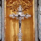 In der gesamten Kirche wiederholt sich die Darstellung der Muschel. Hier hinter dem "kleinen" Kreuz am Hochaltar.