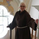 Die Eremitin von Heilig Kreuz, Schwester Sophie Montaperto, betÃ¤tigt den Blasebalg der Orgel, damit ...