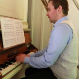 ... der Organist, Herr Sebastian Obermeier, das gewÃ¼nschte improvisierte Instrumental "Postlude"  zum Einzug spielen kann.