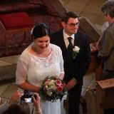 Das frisch getraute Ehepaar Barbara und Markus freut sich Ã¼ber den wÃ¼rdevoll gestalteten Gottesdienst und ...