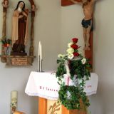 Das Altartuch mit der Aufschrift "Hl. Teresa" wurde von der Braut Monika eigenhÃ¤ndig extra fÃ¼r die Kapelle gestickt.