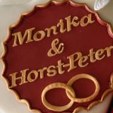 Der Schriftzug "Monika & Horst-Peter" als Dekor oben auf der ...