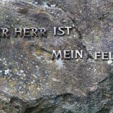 Neben dem Stein mit der Aufschrift "Der Herr ist mein Fels" befindet sich ...