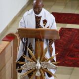 ... Pfarrer Dr. Raphael Mabaka singend vor.