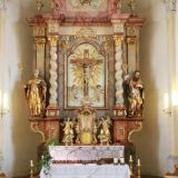 Der Hochaltar in der Pfarrkirche St. Rupertus in Altenbuch mit ...