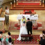 Nach dem Schlusssegen Ã¼bergibt Pfarrer Franz Deffner den BrautstrauÃŸ an die Braut Nicole, bevor ...