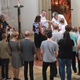 Lenn empfÃ¤ngt von Pater Witold, getragen von seinem Taufpaten, die Heilige Taufe.