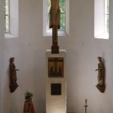 Im Hauptchor Ã¼ber der Mensa hÃ¤ngt der Ã¼berlebensgroÃŸe romanische Kruzifixus (um 1200), der zur Urausstattung der Kirche gehÃ¶rt (Quelle: http://www.st-peter-straubing.de/kirche-st-peter.html).