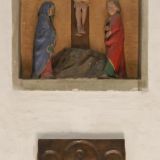 In die blockhafte Tabernakelstele zwischen Mensa und Apsiswand ist ein Steinrelief der Kreuzigung Christi mit Maria und Johannes um 1450 eingefÃ¼gt (Quelle: http://www.st-peter-straubing.de/kirche-st-peter.html).
