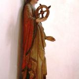 Seitlich links hÃ¤ngt eine gut geschnitzte, bemalte Holzfigur der Hl. Katharina aus dem frÃ¼hen 15. Jahrhundert (Quelle: http://www.st-peter-straubing.de/kirche-st-peter.html).