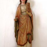 An der Wand gegenÃ¼ber schuf der gleiche Bildhauer die Hl. Barbara (Quelle: http://www.st-peter-straubing.de/kirche-st-peter.html).