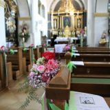 ... wunderschÃ¶n geschmÃ¼ckten KirchenbÃ¤nken in der Pfarrkirche St. Margareta in Aiterhofen.