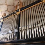 ... auf der obersten Etage die Orgel befindet. In das bis heute unverÃ¤nderte GehÃ¤use baute die Orgelbaufirma Anton Ehrlich 1874 eine Orgel mit einem Manual und acht Registern, das 1981 um 10 Register und 1995 um Zungenregister erweitert wurde (Quelle: https://de.wikipedia.org/wiki/St._Margareta_(Aiterhofen)).