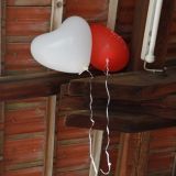 Zwei "ausgerissene" Luftballons sind unterm Dach "hÃ¤ngen" geblieben.