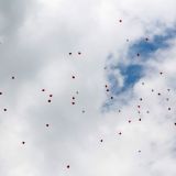... Luftballons nur noch als rot-weiÃŸe Kleckse am weiÃŸ-blauen Himmel zu sehen.
