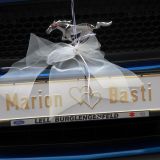 Das vordere Nummernschild ist mit den Namen des Brautpaars "Marion & Basti" versehen.