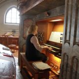 Nach dem festlichen Auszug, gespielt von Judith Wagner an der Orgel, liest ...
