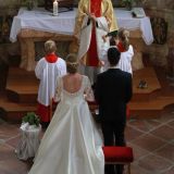 Pater Josef gratuliert als Erster dem glÃ¼cklichen Brautpaar zur Hochzeit.