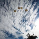 ... vier riesengroÃŸe Luftballons in den Himmel entlassen.