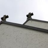Interessantes Detail an der AuÃŸenfassade der Pfarrkirche St. Nikolaus in Hunderdorf: zwei identische Dachfirstkreuze.