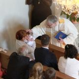Mit dem Kreuzzeichen erÃ¶ffnet Abt Josef Kugler  die Taufzeremonie von Emma.