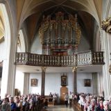 ... zahlreiche Besucher ein mit Blick zur imposanten Orgelempore.