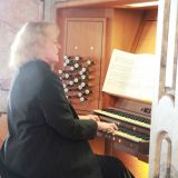 Die Organistin Judith Wagner begleitet das Schlusslied "GroÃŸer Gott, wir loben dich" mit der Orgel.