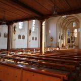 Ein anderer Blickwinkel zeigt die ganze Pracht des sonnendurchfluteten Kirchenraumes.