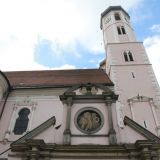 NÃ¤her betrachtet, befindet sich bei der Pfarrkirche Oberalteich Ã¼ber dem Eingang ein ...