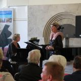 Am Klavier Edeltraud Fischer und dann Johanna Berger, die sowohl mit der QuerflÃ¶te als auch mit ihrem Gesang Ã¼berzeugt.