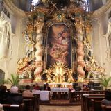 ... Sprecherin Rosmarie Franz vor wunderbarer Kulisse in der Ursulinenkirche Straubing herzlich begrÃ¼ÃŸt.