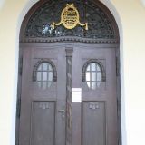 Ãœber dem Eingang zur Pfarrkirche, die am 3. November 1911 (also vor "genau" 106 Jahren) fertig gestellt wurde, ist zu lesen: ...