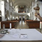 Ãœber den Volksaltar hinweg, geht der Blick zurÃ¼ck in Richtung Orgelempore. Die Orgel wurde 1937 vom MÃ¼ncher Hans Haas gebaut (Quelle: https://www.erzbistum-muenchen.de/Pfarrei/PV-Achdorf-Kumhausen/cont/67931).