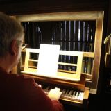 Martin Thom spielt fÃ¼r die Gemeinde das Lied "Segne du, Maria" auf der Orgel. Zwischen den Orgelpfeifen kann man in Richtung Hochaltar sehen.