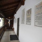 Links vor dem Eingang der Schlosskapelle erinnern Tafeln an unlÃ¤ngst vergangene Zeiten.