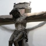 ... links eine imposante kÃ¼nstlerische Darstellung des gekreuzigten Christus.