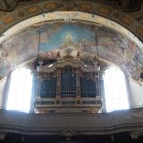 Ãœber der Orgel Fresken mit Szenen aus dem Leben der Hl. Ursula (Quelle: https://www.bayerischer-wald.me/de/poi/detail/554202d4975a89eb3a8b6632).