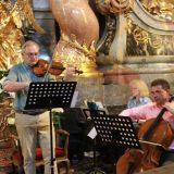 Hochkonzentriert sind die Musiker bei der Probe von links: Martin Thom (Geige), Judith Wagner (E-Piano) und Sebastian Herpich (Cello).