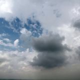Der Blick nach oben verrÃ¤t ein typisch bayerisches Wolkenmeer in weiÃŸ-blau.