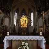 Der Hochaltar mit der Maria Gravida in der Wallfahrtskirche auf dem Bogenberg.