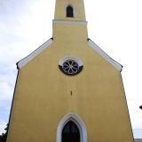 Die Pfarrkirche St. Nikolaus in Oberpiebing mit ...