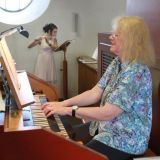 Judith Wagner an der Orgel und Elena Englberger an der QuerflÃ¶te spielen den Einzug fÃ¼r ...