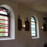 ... den bunten Glasfenstern in der Schlosskapelle Loifling.