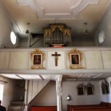 Blick nach hinten in Richtung Empore mit der historischen Orgel.