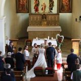 Das Brautpaar Tina und Michael erhalten den feierlichen Trauungssegen von Pfarrer Dirk Josef Rolland.