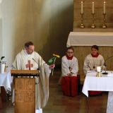 Bei der Predigt Ã¼berreicht Pfarrer Dirk Josef Rolland zwei Sonnenblumen mit "Geschichte" an das Brautpaar, wo sie ...