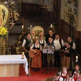 Das Mariensingen wird vom "Festspielchor Neukirchen" mit dem Lied "Liab Mutter, mir kemma" erÃ¶ffnet, gefolgt von ...