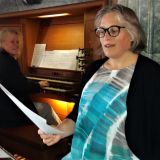 ... "Wie schÃ¶n scheint die Sonne", gesungen von der Solistin Bettina Thurner, die von Judith Wagner an der Orgel begleitet wird.