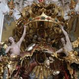 DarÃ¼ber befindet sich eine riesige Krone, die von Engeln gehalten wird.
