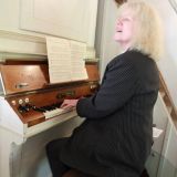 Begleitet von Judith Wagner an der Orgel, ziehen ...